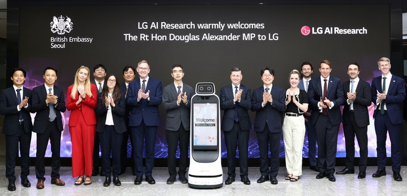 1일 더글라스 알렉산더 영국 국무상이 서울 마곡 LG AI연구원을 방문했다. (사진 왼쪽 7번째부터 콜린 크룩스 주한 영국대사, 이홍락 LG AI연구원 공동 연구원장, 더글라스 알렉산더 영국 국무상, 임우형 LG AI연구원 공동 연구원장) 