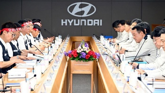 6뤟 18일 현대자동차 노사가 2025년 임금 및 단체협약 위해 상견례하는 모습. [사진=현대자동차)