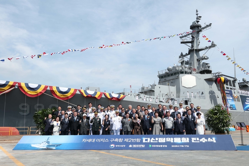 HD현대중공업 울산 조선소에서 17일 8,200톤급 최첨단 이지스구축함(KDX-III Batch-II) 2번함 ‘다산정약용함’의 진수식이 진행됐다(사진 앞줄 왼쪽에서 여덟번째 강동길 해군참모총장, 아홉번째 안규백 국방부장관, 앞줄 오른쪽에서 두번째 주원호 HD현대중공업 특수선사업대표, 여섯번째 이상균 HD현대중공업 대표이사)
