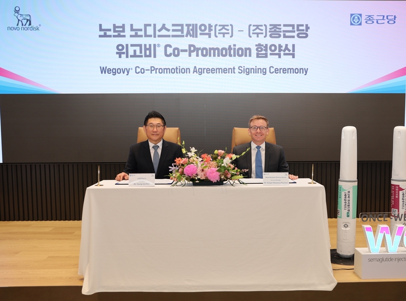 18일 종근당 충정로 본사에서 종근당 김영주 대표(사진 왼쪽)와 한국노보노디스크제약 캐스퍼 로세유 포울센 대표가 위고비 공동판매 계약을 체결하고 있다.
