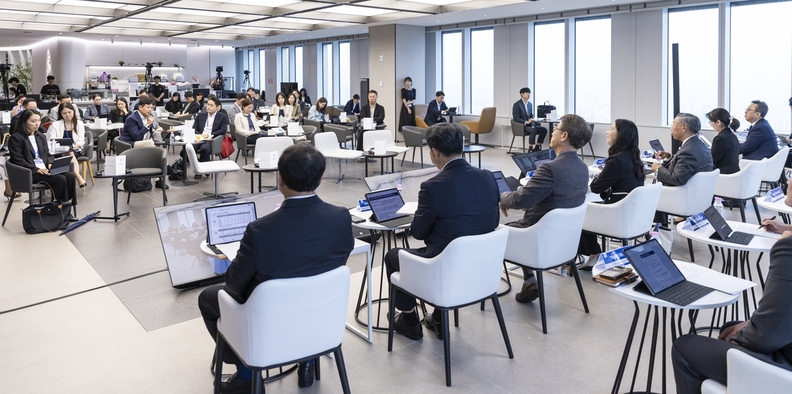 24일 신한은행은 국내외 기관투자자 50여개사 관계자를 초청한 가운데 ‘라운드테이블’ 미팅을 가졌다. 라운드테이블에 참석한 기관투자자들이 질문하는 모습.
