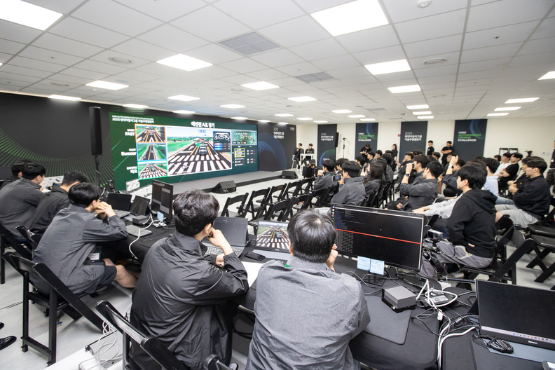 현대자동차그룹은 30일 대학생 대상 자율주행 경진대회 '2025 자율주행 챌린지' 2차 대회 결승전을 서울 성동구에 위치한 ‘팩토리얼 성수’에서 개최했다.
