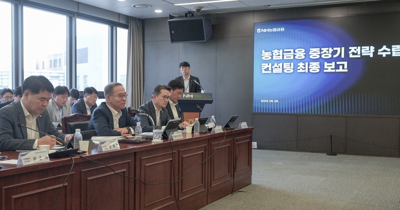 NH농협금융은 지난 29일, 개최된「농협금융 중장기 전략 수립」컨설팅 최종 보고회에서 이찬우 NH농협금융지주 회장이 생산적금융의 중요성을 강조하고 있다.