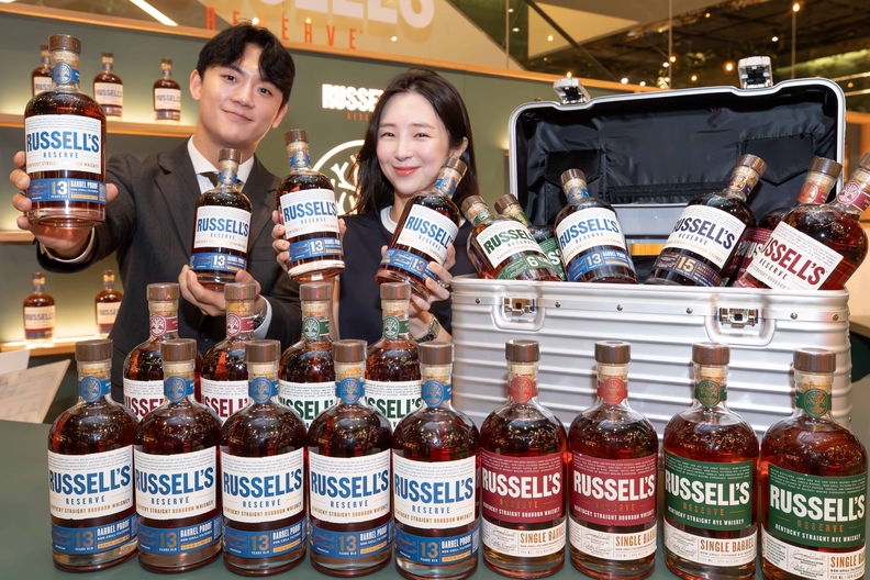13일 서울 영등포구에 위치한 더현대 서울 지하 1층 ‘러셀(RUSSEL)’ 팝업스토어에서 직원들이 상품을 소개하고 있다.