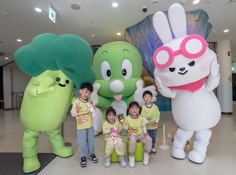 16일 서울 도봉구 둘리뮤지엄에서 진행된 '문화의 날, 별과 함께 날다' 이벤트에 참여한 어린이 관람객들이 기념촬영을 하고 있다.