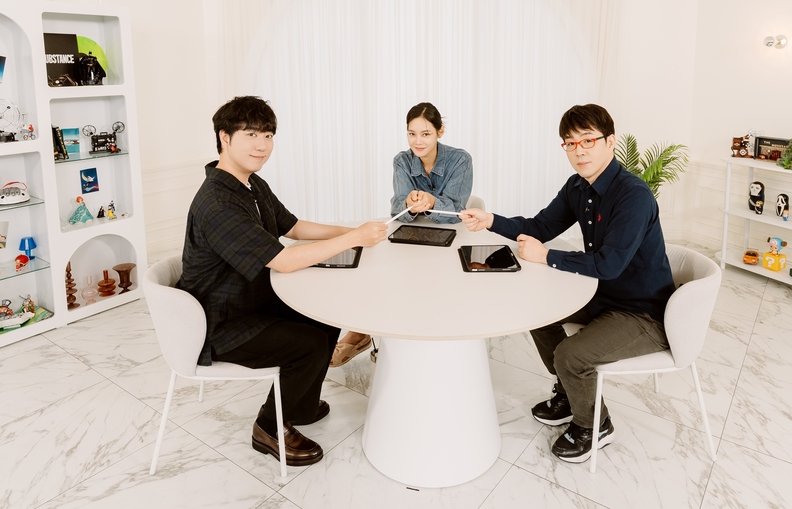 영화 평론가 이동진, 과학 커뮤니케이터 궤도, 기자 출신 방송인 안현모가 라플위클리 시즌5 런칭 기념사진을 촬영하고 있다.