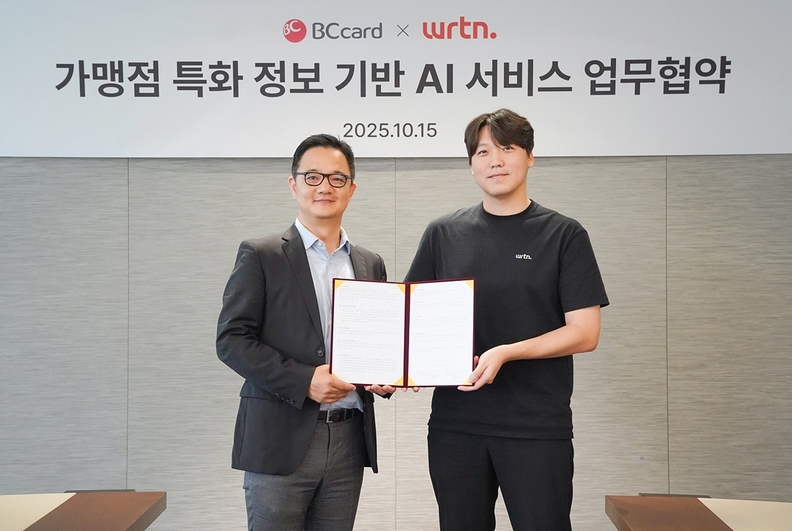 BC카드가 15일 서울 중구 소재 BC카드 본사에서 한국형 AI 서비스 플랫폼 기업 뤼튼테크놀로지스(이하 ‘뤼튼’)에 BC카드 데이터 기반 API 서비스인 ‘eat.pl’ 제공을 위한 협약식을 진행했다. 사진은 오성수 BC카드 상무(왼쪽)과 유영준 뤼튼 COO.