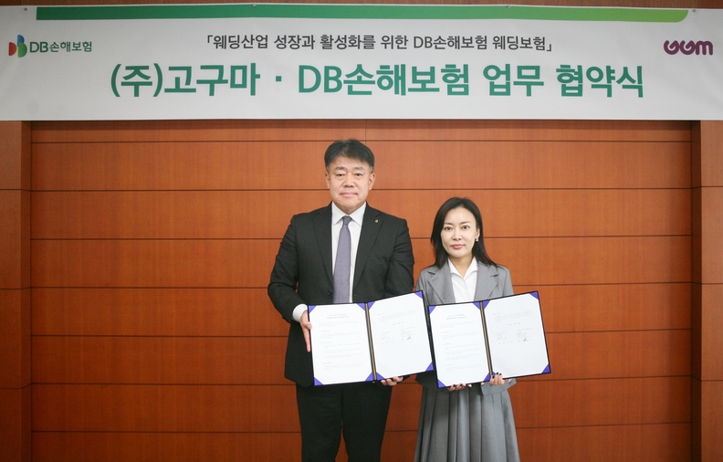 16일 서울시 강남구 DB금융센터에서 DB손해보험 최혁승 부문장(사진 왼쪽)과 고구마 박경애 대표가 업무협약을 체결하고 기념촬영하고 있다.