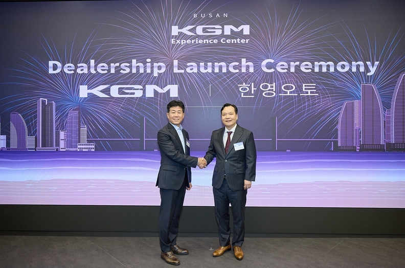 23일 KGM 익스피리언스 센터 부산에서 열린 ‘딜러십 론칭 세리머니’에서 황기영 KGM 대표이사(왼쪽)와 김종헌 한영 오토 대표이사(오른쪽)가 기념촬영하고 있다.