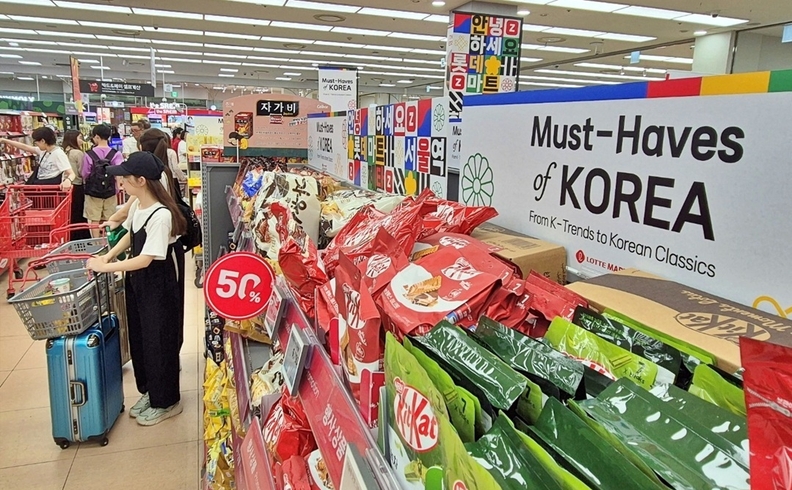 1~2. 서울시 중구에 위치한 롯데마트 제타플렉스 서울역점 '머스트 헤브 오브 코리아' 매대에서 상품을 구매하는 외국인들의 모습. 