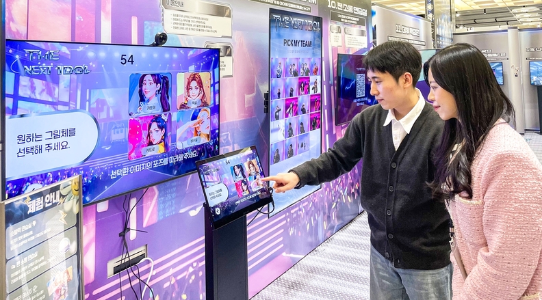 29일 경기도 성남시 분당구에 위치한 현대백화점 판교점 4층 아이코닉 스퀘어 '더 넥스트 아이돌' 팝업스토어에서 고객들이 디지털 콘텐츠를 체험하고 있다.