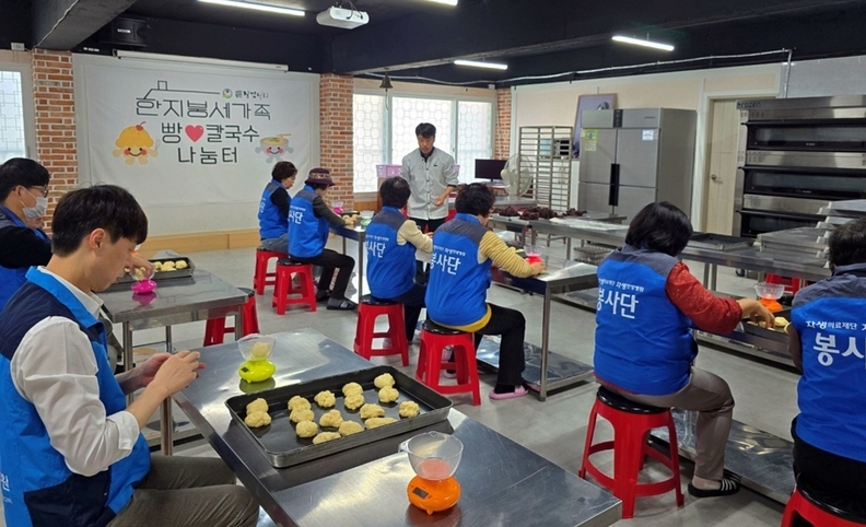 청주자생한방병원 최우성 병원장(오른쪽에서 네 번째)과 청주자생 임직원 및 봉사단이 기념촬영을 하고 있다