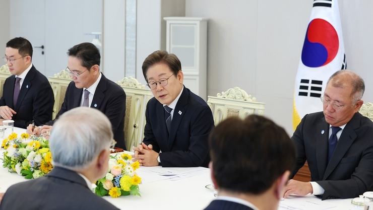 李대통령, 재계 총수 회동 "기업은 경제 핵심…불필요한 규제 정리"