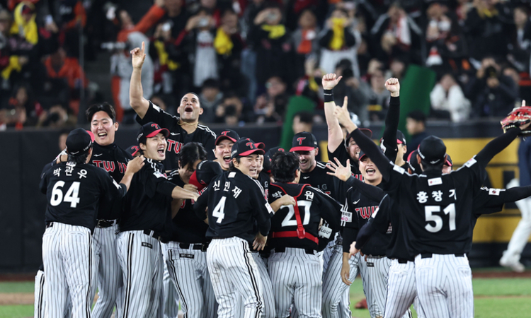 LG 트윈스, 한화 꺾고 2년만에 통합우승..."MVP 김현수"