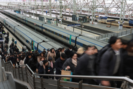 철도노조 총파업 유보…성과급 정상화 잠정 합의 열차 정상 운행