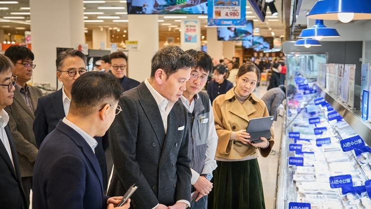 신세계 정용진, 스타필드마켓 죽전점서 새해 첫 현장경영…“다시 성장하는 2026, 답은 현장”