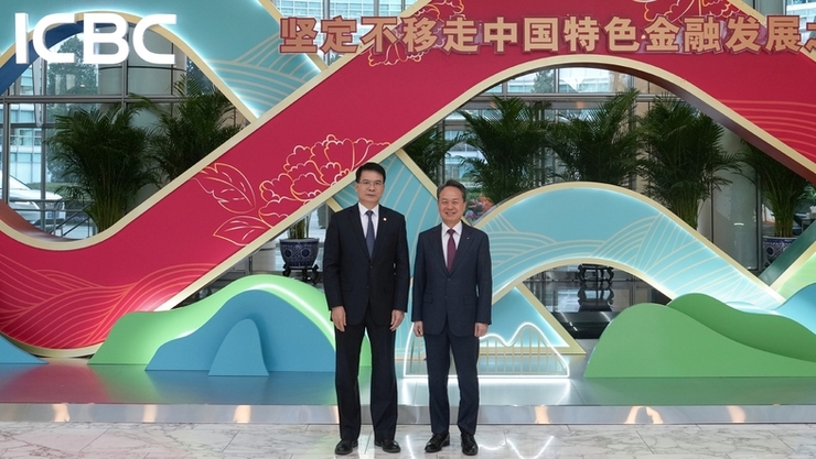 “진옥동의 글로벌 금융”...신한금융–ICBC, 민간 통화스왑 확대 논의