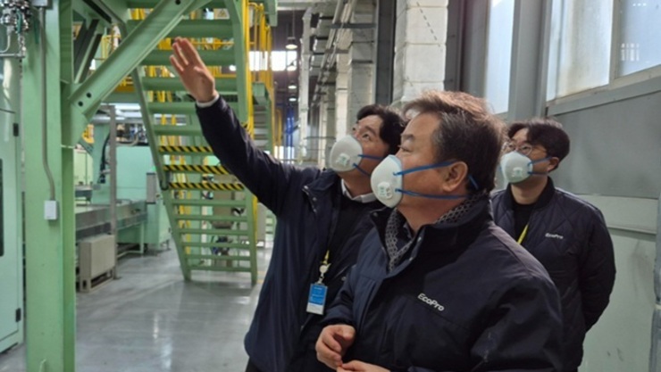“위기 뒤에 찾아올 기회 준비해야”...에코프로 이동채, 전고체 R&D 현장점검