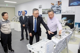 신한은행 정상혁, 친환경차 부품 현장 방문…생산적 금융으로 중견기업 성장 지원