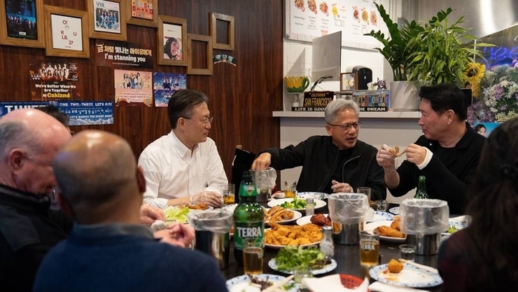 최태원·젠슨 황, 실리콘밸리 치킨집서 만찬 회동…AI·HBM 동맹 심화