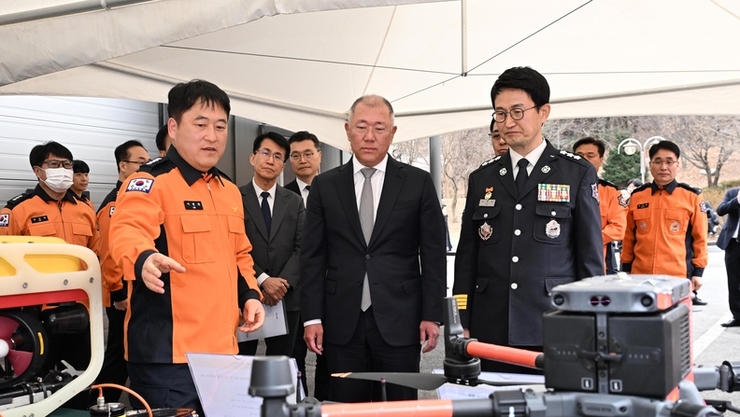 정의선 “사람 살리는 기술로 현장안전 혁신”...현대자동차그룹, 무인소방로봇 4대 기증