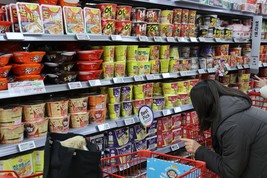 빵값 인하 신호탄…라면·과자까지 번질까, 식품업계 ‘눈치게임’