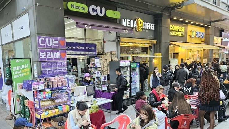 “광화문 BTS 효과 터졌다”…CU 매출 최대 5배 ‘폭증’