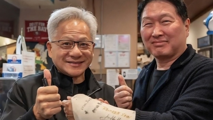 SK 최태원 회장 ‘서명 깁스’ 공개…글로벌 'AI 메모리 동맹' 상징