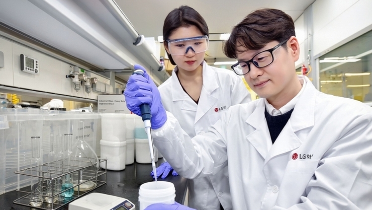 LG화학, 전자소재 2조원 규모로 키운다…AI·전장·디스플레이 삼각축 강화