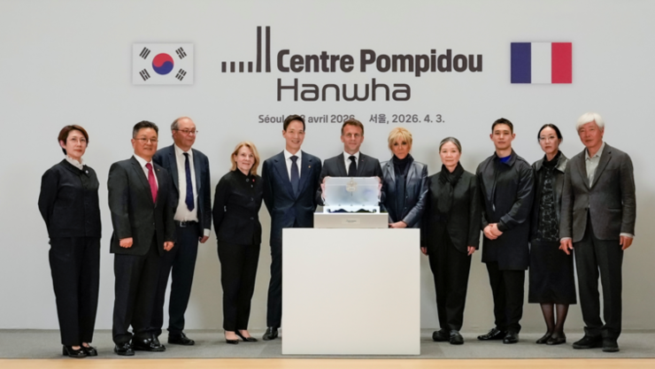 마크롱 대통령, ‘퐁피두센터 한화’ 방문…한불 문화협력 상징 부각