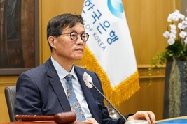 [CEO 워치] 퇴임하는 이창용 한은 총재…위기속 정책 균형 지휘한 ‘경제학자 총재’