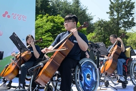 [현장에서] ”놀이공원 수놓은 박수와 감동"…상상인 피크닉데이, 웃음 끝에 남은 감동
