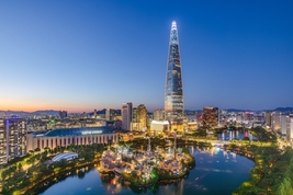 롯데백화점 ‘관광형 소비’ 실험 가속…외국인 쇼핑 혜택, 잠실 전역으로 확장