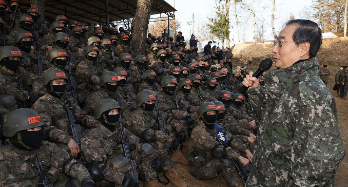 훈련병 격려하는 한덕수 국무총리. (사진=연합뉴스)