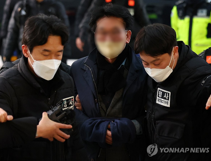 부산경찰청으로 압송되는 이재명 흉기 습격 피의자. (사진=연합뉴스)