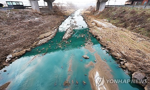 화성 화학물질 화재로 파랗게 오염된 경기도 평택시 청북읍 관리천. (사진=연합뉴스 제공)