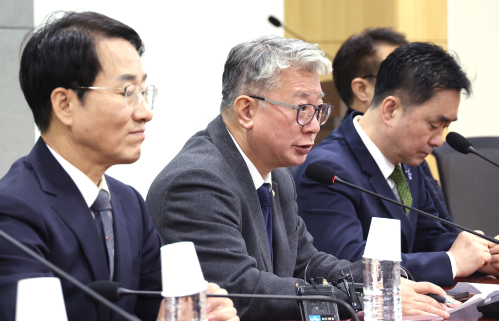 '미래대연합'의 조응천 의원이 15일 국회에서 열린 확대운영회의에서 발언을 하고 있다. 왼쪽부터 이원욱 의원, 조 의원, 김종민 의원, 정태근 전 의원. (사진=연합뉴스 제공)