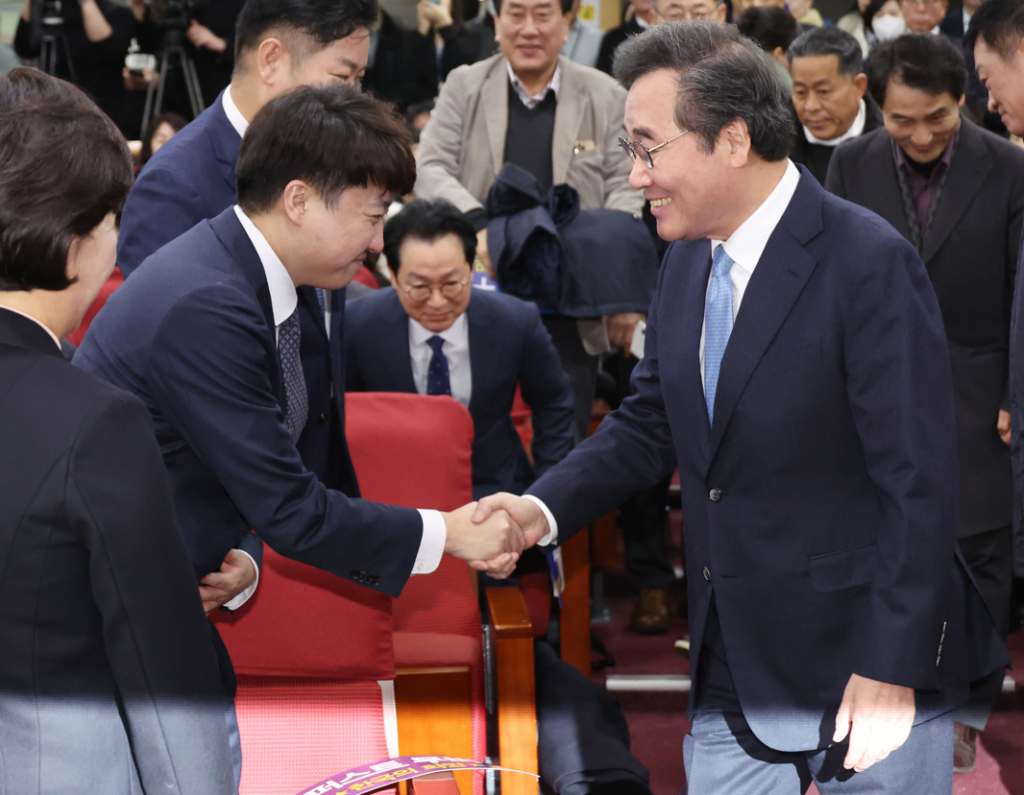 이준석 전 국민의힘 대표와 이낙연 전 더불어민주당 대표가 지난 9일, 국회 의원회관에서 열린 한국의희망 양향자 대표 출판기념회에서 인사하고 있다. (사진=연합뉴스)