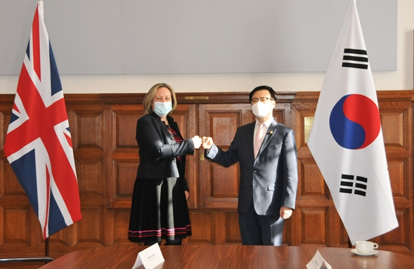 지난 2022년 2월 7일(현지 시각), 영국 국제통상부에서 여한국 산업통상자원부 통상교섭본부장이 앤-마리 트레블리안(Anne-Marie Trevelyan) 영국 국제통상부 장관과 양국 간 통합 협력 강화 방안에 대해 논의했다. (사진=산업통상자원부)