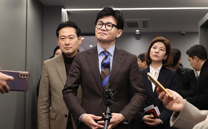 국민의힘 한동훈 비상대책위원장이 지난 19일, '함께하는 AI의 미래' 민당정 간담회 후 기자들의 질문에 답하고 있다. (사진=연합뉴스)