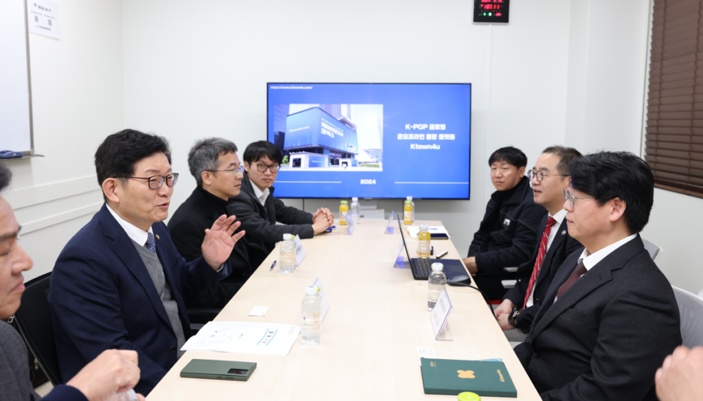 15일 전자상거래 수출업체인 (주)케이타운포유를 방문한 고광효 관세청장(왼쪽 위에서 세번째). (사진=관세청)