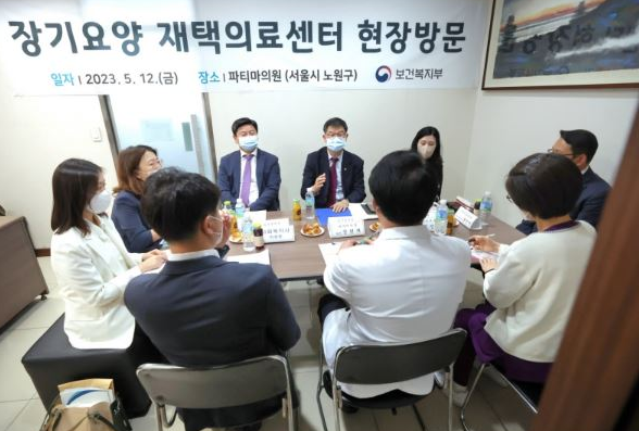 이기일 보건복지부 제1차관이 지난해 5월, 재택의료센터를 방문해 현장의 목소리를 청취했다. (사진=보건복지부)