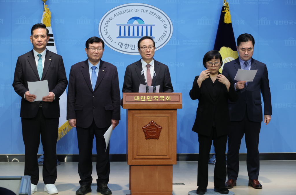 더불어민주당에서 탈당한 박영순, 설훈, 홍영표 의원이 새로운미래 김종민 공동대표와 함께 '민주연대' 추진을 위한 기자회견을 하고 있다. (사진=연합뉴스)