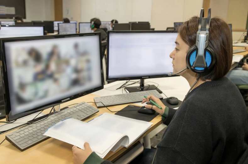 2023년 하반기 공채 온라인 삼성직무적성검사(GSAT)를 앞두고 감독관이 응시자 대상 예비소집을 진행하는 모습. (사진=삼성전자)