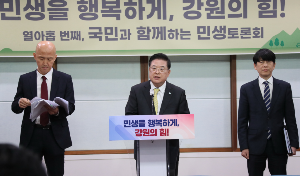 민생토론회 열아홉번째, '민생을 행복하게, 강원의 힘! 직후 우동기 지방시대위원회 위원장과 관계 부처 관계자가 민생토론회에 대한 결과를 보고하고 있다. (사진=대통령 직속 지방시대위원회)