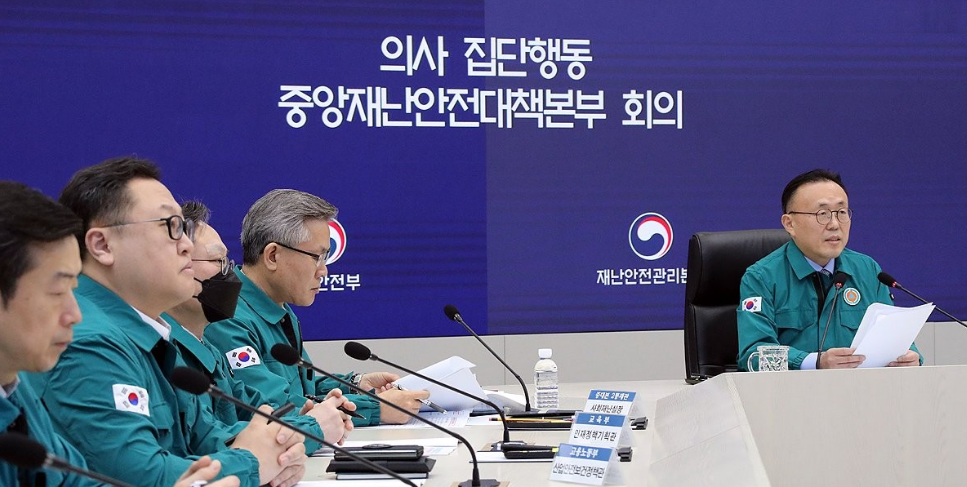 이한경 중앙재난안전대책본부 제2총괄조정관(재난안전관리본부장)이 지난 11일, 의사 집단행동 중앙재난안전대책본부 14차 회의를 주재하고 있다. (사진=연합뉴스)