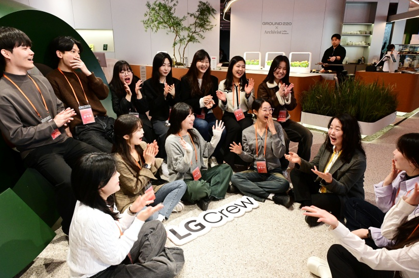 LG전자 CX센터 LSR고객연구소장 권혁진 상무(오른쪽에서 세번째)가 LG크루 4기 발대식에 앞서 LG크루와 함께 이야기를 나누고 있다. (사진=LG전자)