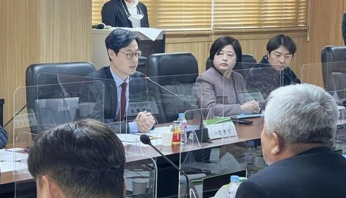 진종욱 국가기술표준원장이 지난해 한국화학융합시험연구원 방문해 발언하고 있다. (사진=연합뉴스)