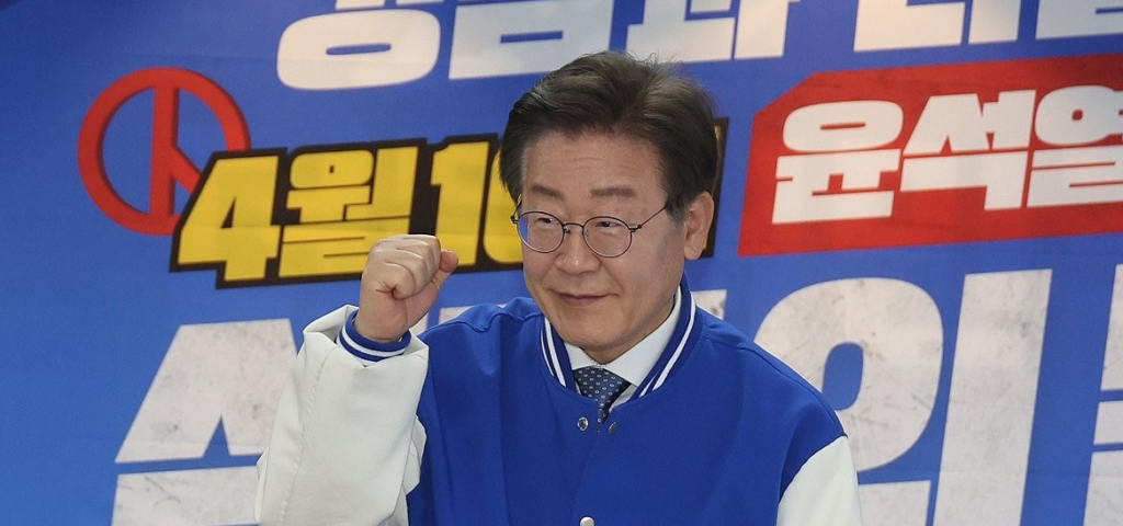 더불어민주당 이재명 상임공동선대위원장이 25일 창원 경남도당에서 열린 '현장 선대위 회의' 시작 전 참석자들에게 인사하고 있다. (사진=연합뉴스)