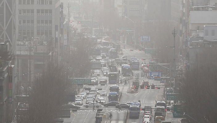 중부지방 미세먼지 농도가 '매우 나쁨' 수준을 보이는 29일 오전, 서울 종로 시내가 뿌옇게 보인다. (사진=연합뉴스)